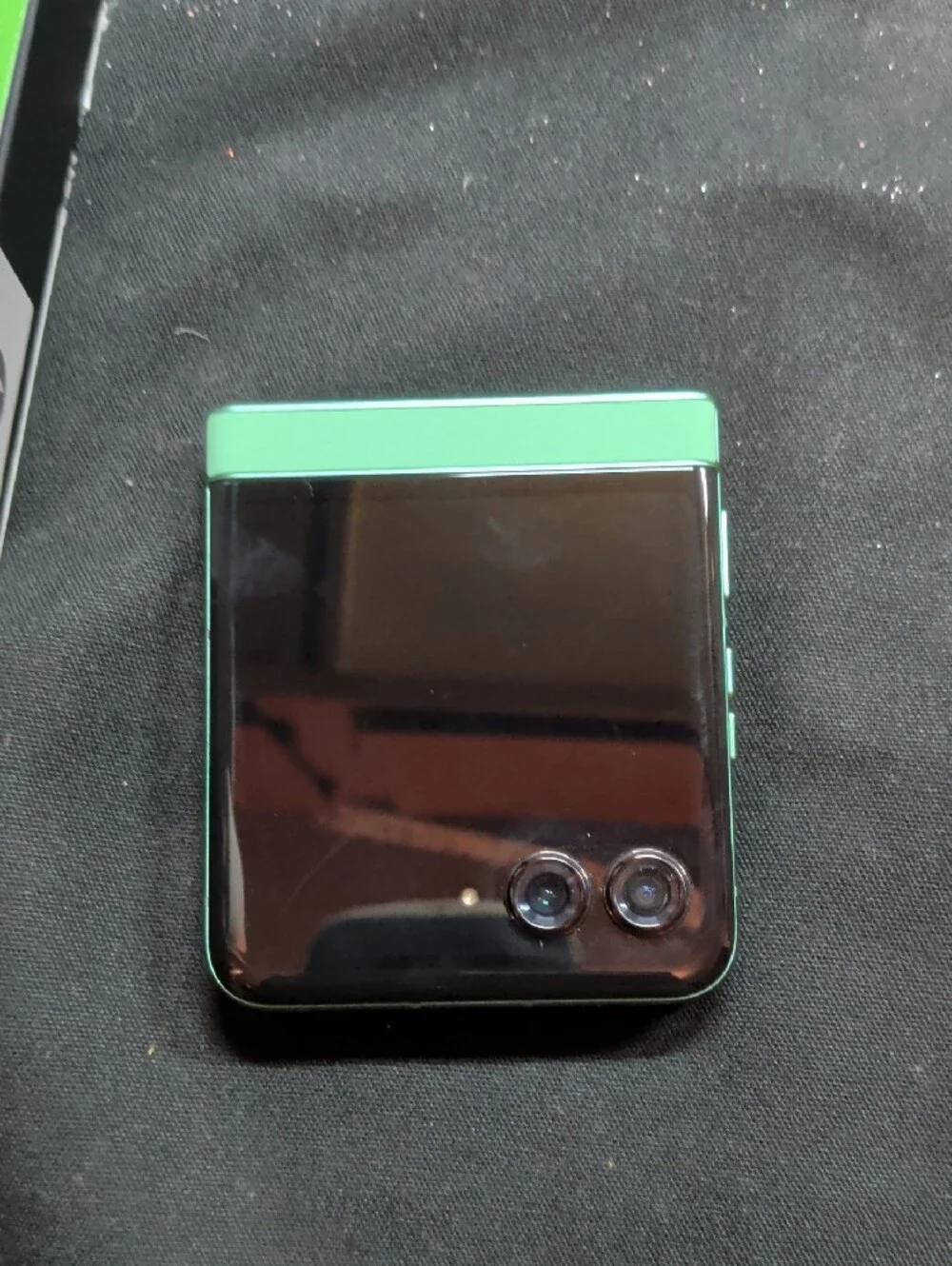 NewOpen Box Motorola Razr 2025 Flip Phone – Green and Black with Case